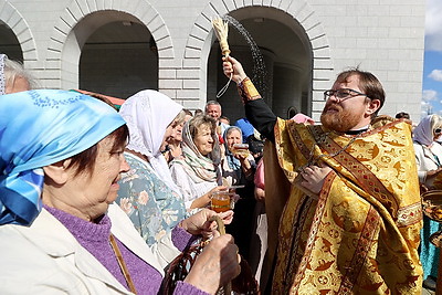 Медовая ярмарка прошла в Минске у храма-памятника в честь Всех Святых