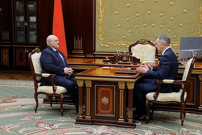 Лукашенко принял с докладом управляющего делами Президента Назарова