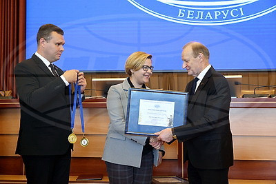 Победителей выставки-конкурса "100 инноваций молодых ученых" наградили в Минске