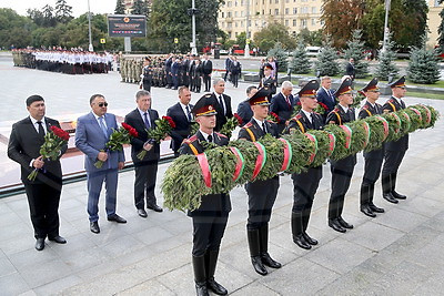 Министры внутренних дел СНГ возложили цветы к монументу Победы в Минске