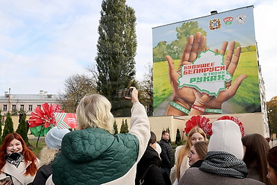 Подарок от "Марафона единства". Мурал "Будущее Беларуси в твоих руках" украсил один из домов Гомеля