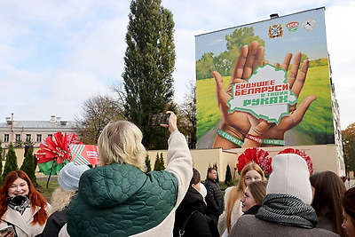 Подарок от "Марафона единства". Мурал "Будущее Беларуси в твоих руках" украсил один из домов Гомеля