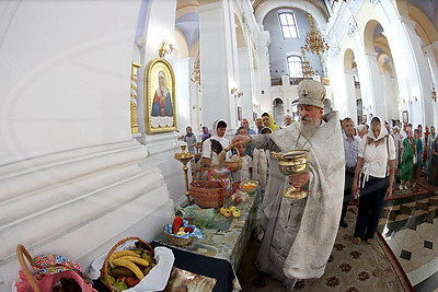 Православные верующие празднуют Преображение Господне - Яблочный Спас