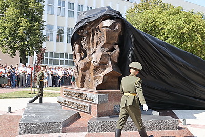 Знак в память жертв геноцида открыли в Гомеле на обновленной площади Восстания