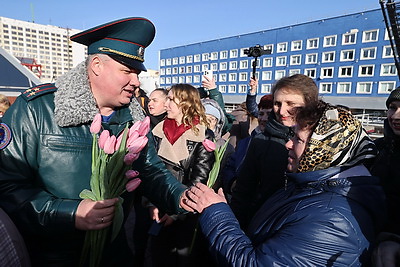 Строевым шагом с цветами: спасатели в Витебске поздравили женщин с 8 Марта