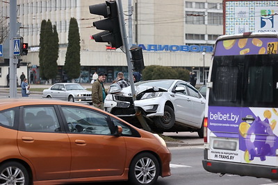 Автомобиль сбил светофор на перекрестке улиц Горького и Курчатова в Гродно