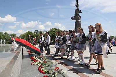 Выпускники минских школ возложили цветы у стелы "Минск - город-герой"