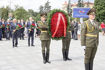 Сергеенко и Володин возложили венок к монументу Победы в Минске