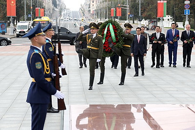 Парламентская делегация Пакистана возложила цветы к монументу Победы в Минске