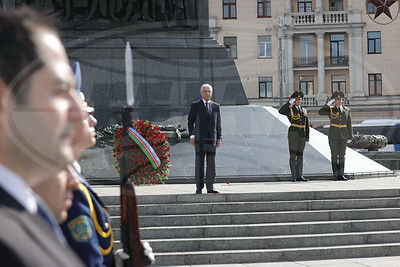 Заместитель премьер-министра Азербайджана возложил венок к монументу Победы в Минске