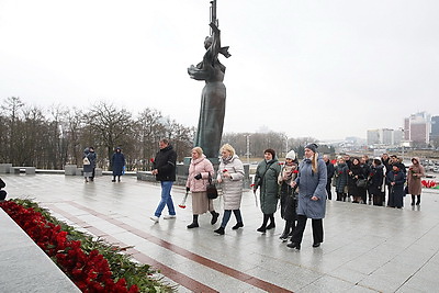 В столице в День защитников Отечества возлагают цветы к стеле "Минск - город-герой"