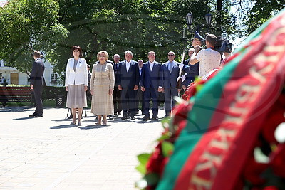 Кочанова и Матвиенко возложили венок к памятнику освобождения Полоцка