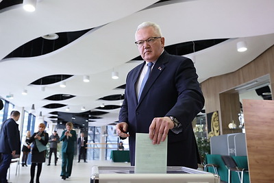 Карпенко принял участие в досрочном голосовании