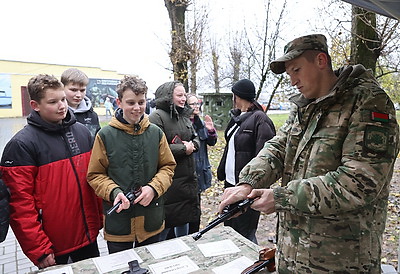 Витебские школьники побывали в войсковой части 5524