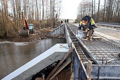 Новый мост в Гродненском районе на месте разрушенного ливнями готов на 65%