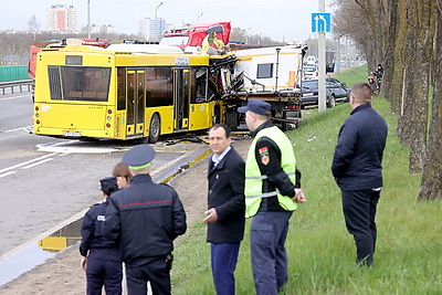 МВД выяснило обстоятельства столкновения рейсового автобуса и фуры на Смиловичском тракте в Минске