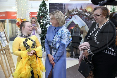 Рождественский вернисаж "Инклюзия в искусстве" открылся в ТЦ "Столица"