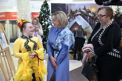 Рождественский вернисаж "Инклюзия в искусстве" открылся в ТЦ "Столица"