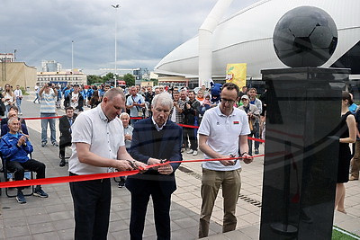 В Минске открыли памятный знак, посвященный команде "Динамо" - чемпиону СССР 1982 года