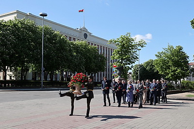 У Дома офицеров состоялась церемония возложения цветов к монументу "Танк-освободитель"