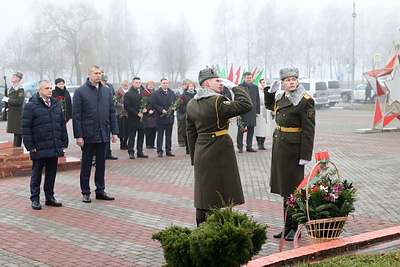 Во имя памяти. Крутой возложил цветы к мемориальному комплексу "Курган Славы" в Мозыре