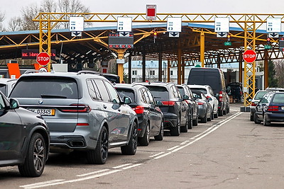 Таможенный пост "Варшавский мост" за сутки пересекают около 2 тыс. легковушек и 180 автобусов