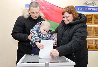 "Первые выборы в жизни". Недавно получившая белорусский паспорт украинка проголосовала в Витебске