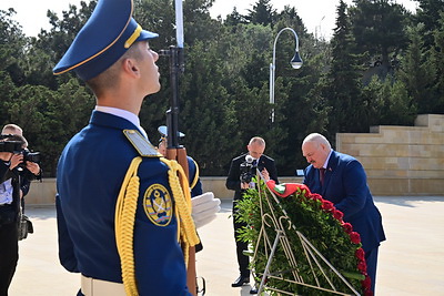 Лукашенко возложил венки к могиле Гейдара Алиева и монументу павшим героям в Баку