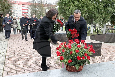 Участники выездного заседания Совета Республики возложили цветы к памятнику погибшим воинам в Шумилино