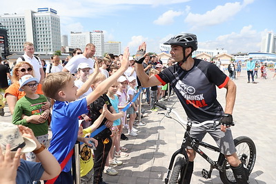 Велосипедисты разных возрастов приняли участие в фестивале "Першы ровар" и велопараде