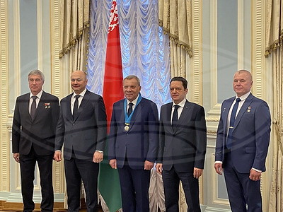 Орден и листы об объявлении Благодарности Президента Беларуси вручены представителям "Роскосмоса"