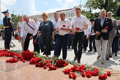 К бюсту Машерова в Витебске возложили цветы