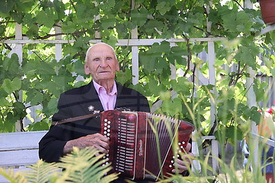 97-летний ветеран: жить, во что бы то ни стало жить, - за семью, за дом, за Отчизну!