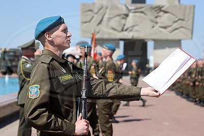 Около 500 новобранцев-десантников в Витебске присягнули на верность Беларуси