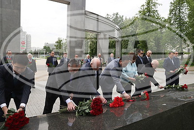 Руководство Исполкома СНГ и постпреды государств Содружества возложили цветы на Аллее Дружбы в Минске