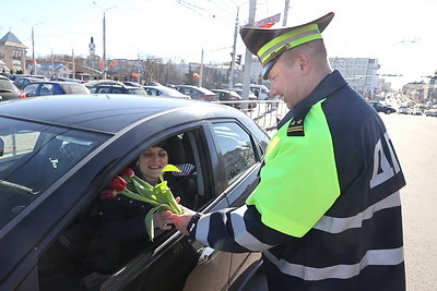 Сотрудники ГАИ поздравили женщин-водителей в Витебске