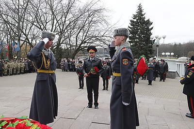 Кубраков почтил память погибших сотрудников милиции