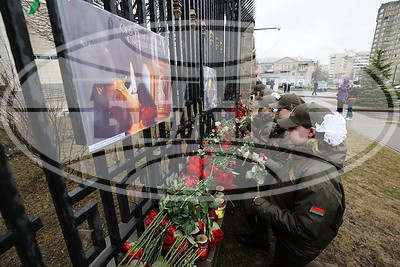 В Минске несут цветы и лампады к посольству России в связи с трагедией в Подмосковье