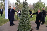 Лукашенко и Мирзиёев посадили дерево на Аллее почетных гостей в резиденции "Куксарой"
