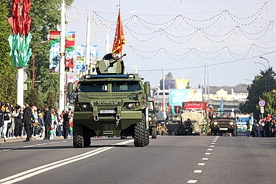 Парад Победы и шествие "Беларусь помнит". Брест отмечает 9 Мая