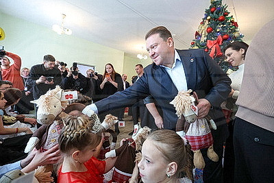 Глава Президентского спортивного клуба поздравил с Новым годом детей из социально-педагогического центра Солигорского района