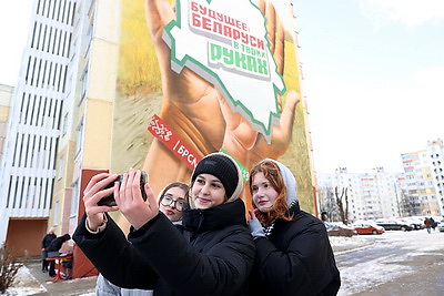 "Будущее Беларуси в твоих руках". Солигорск получил в подарок от "Марафона единства" арт-объект