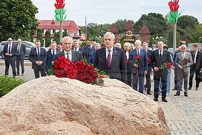 Сергеенко и Володин посетили мемориальный комплекс "Буйничское поле"