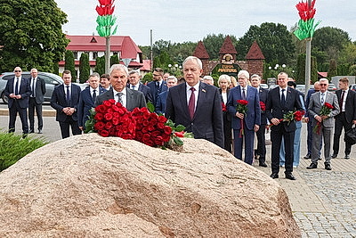 Сергеенко и Володин посетили мемориальный комплекс "Буйничское поле"