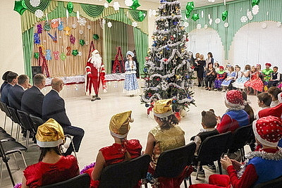 "Место чудес". Театрализованный новогодний праздник устроили в Белыничской школе-интернате