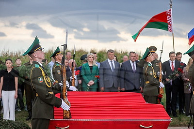 Останки 25 воинов Первой мировой войны захоронили в братской могиле в Гродненском районе