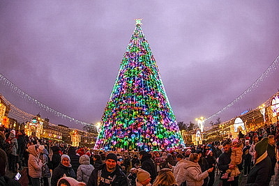 В Минске новогодними огнями засияла главная елка страны