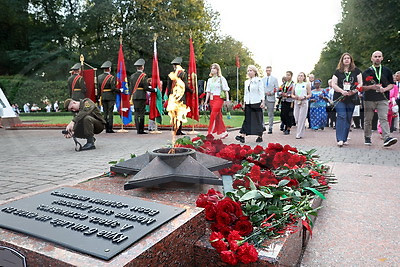 Участники Дня белорусской письменности почтили память защитников и мирных жертв ВОВ