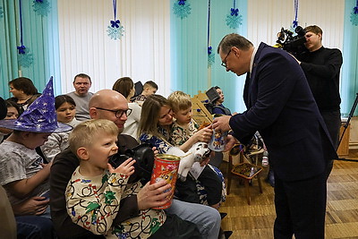 Подарки в рамках акции "Наши дети" вручили воспитанникам ЦКРОиР Первомайского района Минска