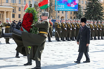 Премьер-министр Пакистана возложил венок к монументу Победы в Минске